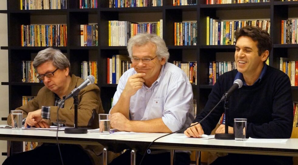 Stemningen var god blant paneldeltagerne (f.v.) filosof Morten Fastvold, Pål Nesse i Flyktninghjelpen og Sylo Taraku i LIM, til tross for uenigheter om hvordan man best takler den økte flyktningstiltrømmingen inn til Europa og Norge.
 Foto: Frida Skatvik