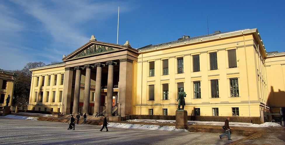 Universitetsplassen i Oslo sentrum.
 Foto: Wikimedia commons @ Bjørn Erik Pedersen