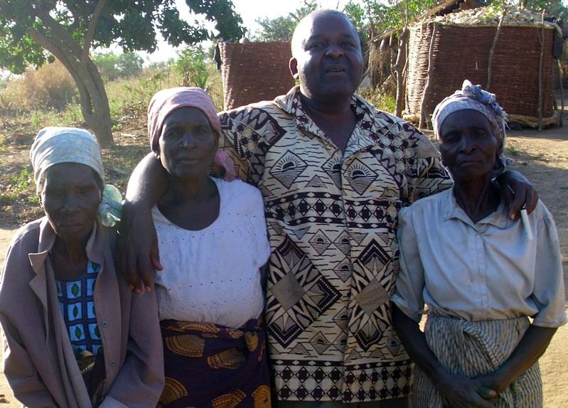George Thindwa, leder for humanistforbundet i Malawi, med tre av de hekseanklagete han klarte å hjelpe under en heksejakt i en malawisk landsby.