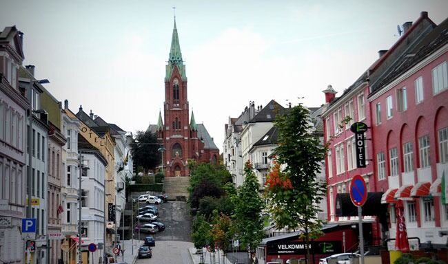 Johanneskirken troner på toppen av Vestre Torggate i Bergen sentrum.