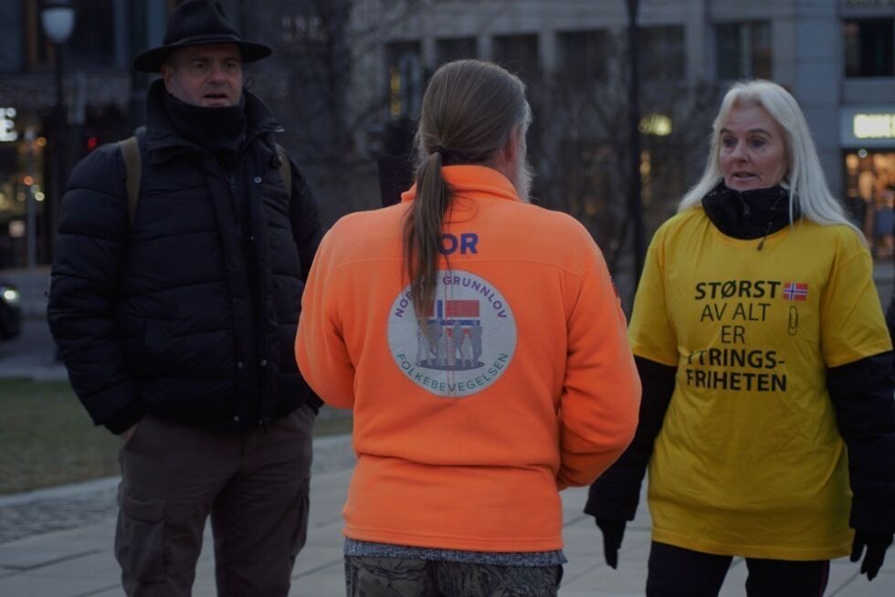 Folk finner sammen: SIANs Lars Thorsen og Fanny Bråten, sammen med en representant for den såkalte frimannsbevegelsen.
 Foto: John Færseth