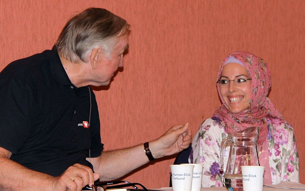 Pinsepredikant og misjonær Kjell Haltorp fant tonen med muslimen Amina Bitar under Human-Etisk Forbunds debattmøte om kjærlighet i Arendal i går.
 Foto: Even Gran