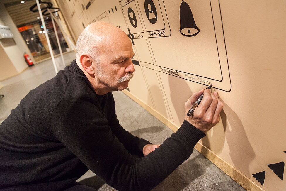 Martín Caparrós signerer på veggen til Litteraturhuset i Bergen.
 Foto: Otto von Münchow