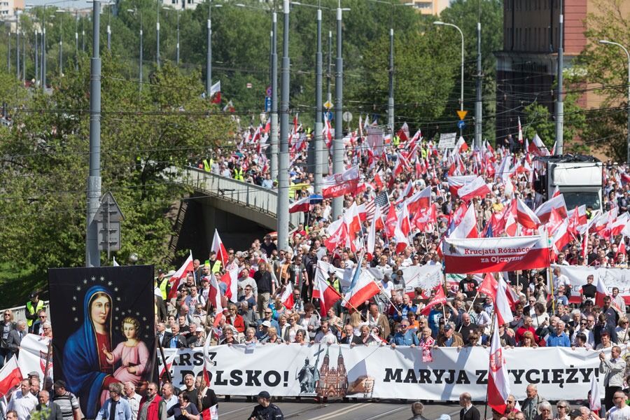 I mai marsjerte regjeringsvennlige demonstranter i hovedstaden Warszawa, der polske flagg og religiøse ikoner opptrådte om hverandre.
 Foto: NTB-Scanpix