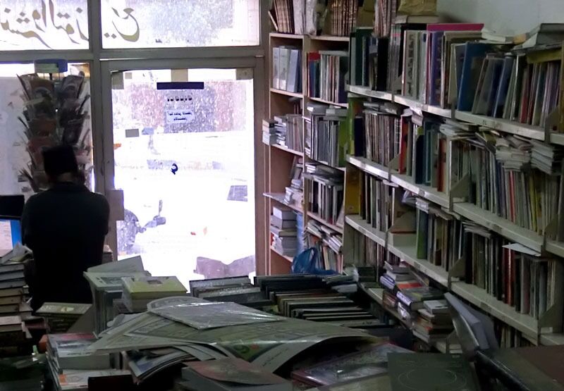 Nidal Saids bokhandel ligger sentralt i Amman, men stedet kjennes mer som et lager enn en bokhandel. Det smale lokalet har hyller fylt med bøker helt opp til taket, og i midten er en eneste stor haug av bøker.
 Foto: Sara Mats Azmeh Rasmussen