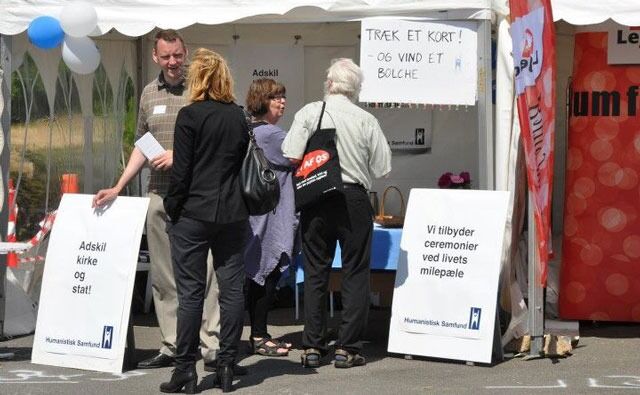 Selv om den danske befolkningen ikke bryr seg så mye om statskirkeordningen, er det ingen tvil om hvor Humanistisk Samfund står. Her fra en stand.
 Foto: Humanistisk Samfund