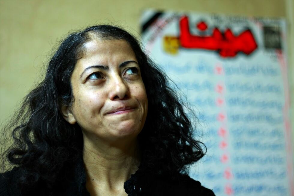 Mary Daniel savner broren. Inne på rommet hans har hun hengt opp en minneplakat med overskriften "Mina". Den sees i bakgrunnen.
 Foto: Emad Saleh