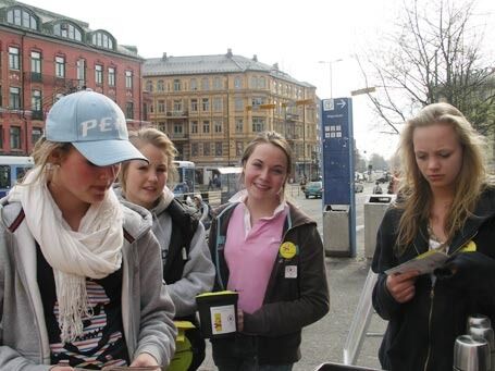 Frihetsaksjonen arrangeres hvert år. Her er Humanistiske konfirmanter i Oslo i ferd med å samle inn penger på Majorstua under fjorårets aksjon. Foto: Marit Jacobsen
