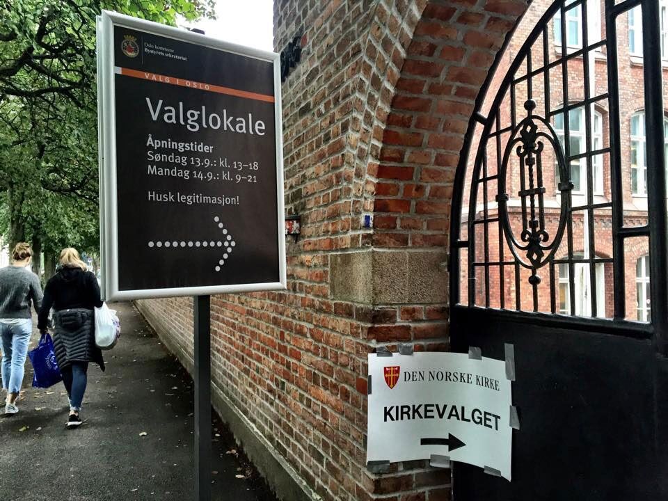 Valgplakater ved inngangen til valglokalene i Lilleborg skole i Oslo.
 Foto: Agnieszka Bryn