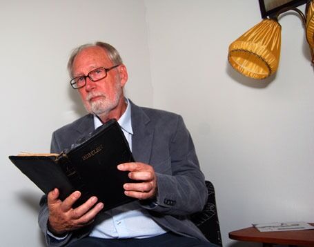Levi Fragell med den gamle predikantbibelen sin. Foto: Even Gran